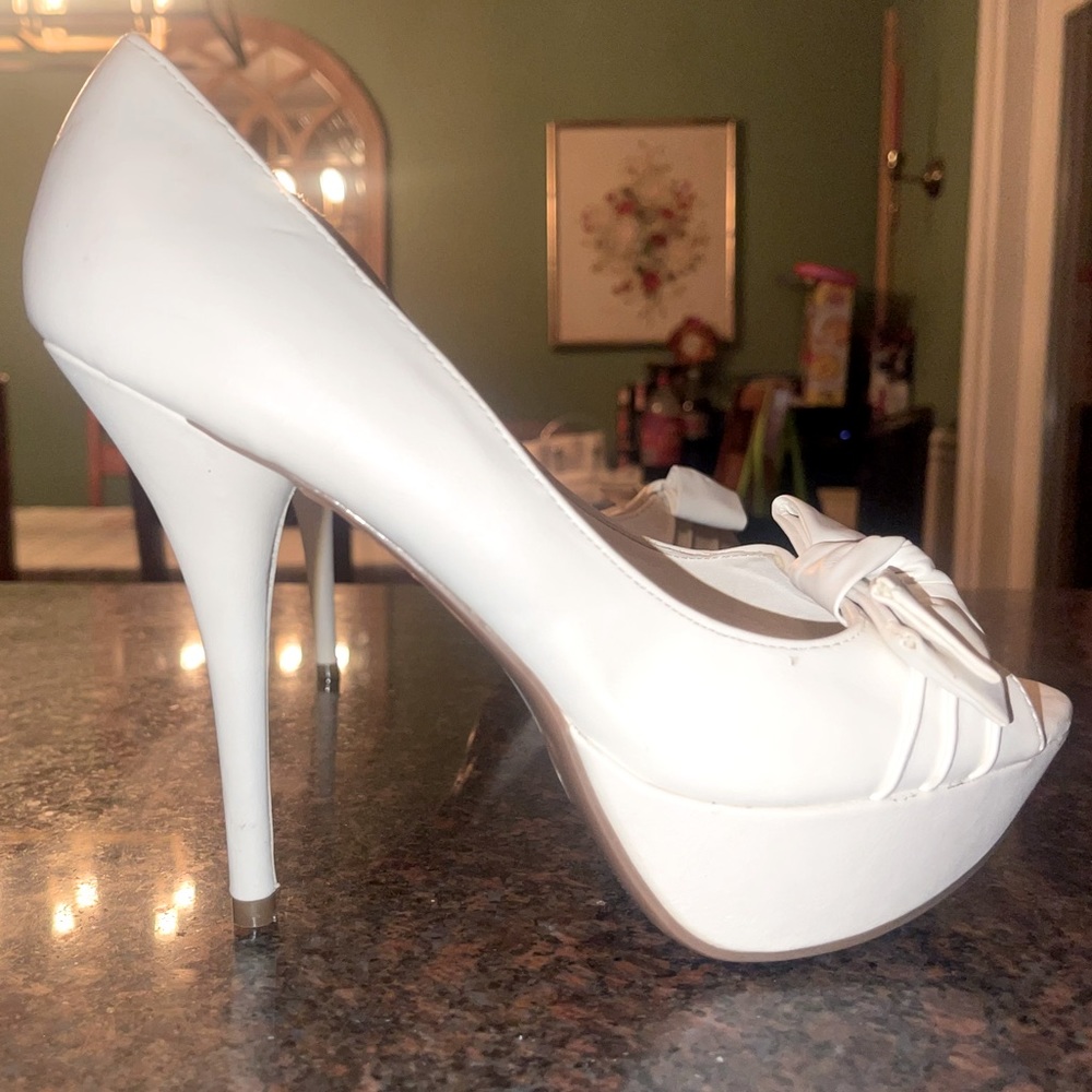 White peep tow heels with bow